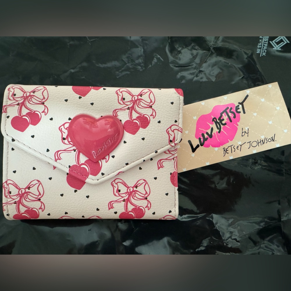 Betsey Johnson Luv Betsey Cream Wallet